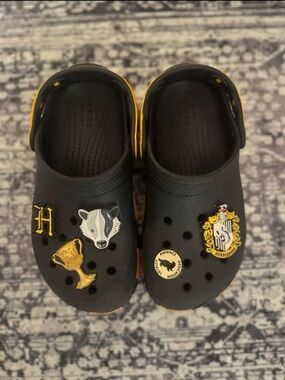 CROCS Kids Black & Yellow Clogs with Hufflepuff Charms